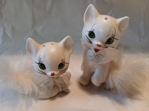 Vintage ENESCO Cats w/Feathery Fur Figural Salt & Pepper Shaker Set White KITSCH