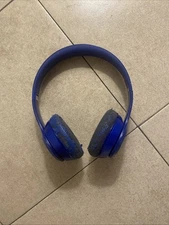 Beats By Dre Dosent Come With Wire But It Works And it Comes With The Case.