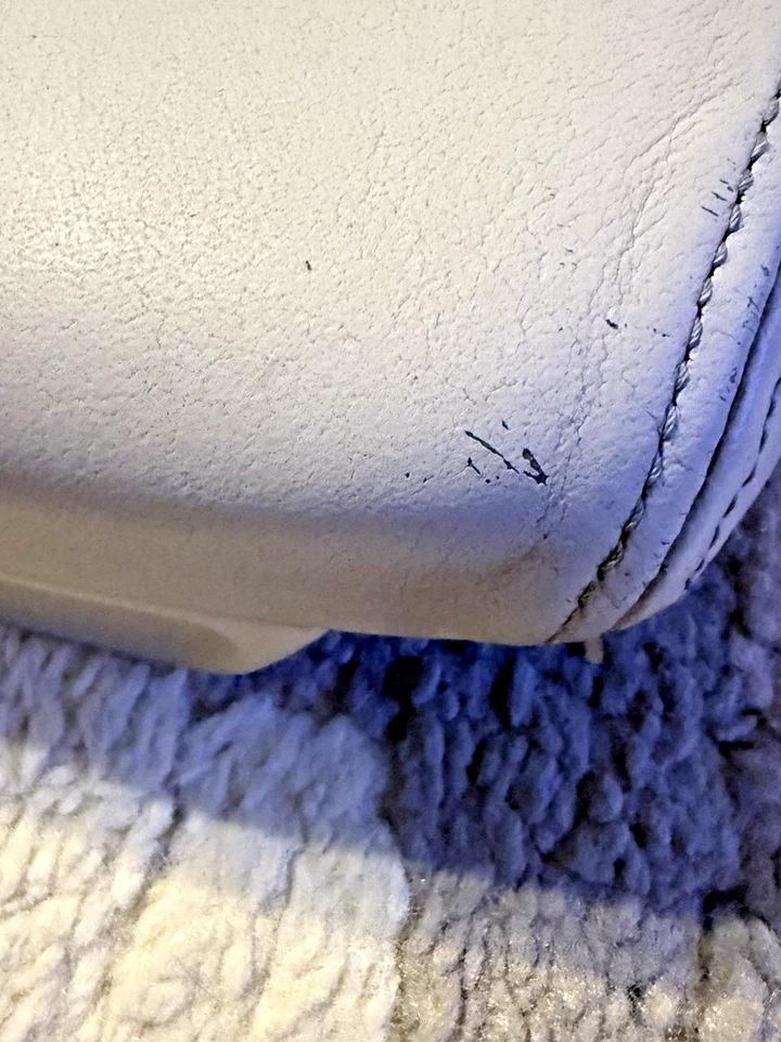 2006-2011 Cadillac DTS & Buick Lucerne Center Console Lid Pad Arm Rest  Beige - Imagem 3 de 4