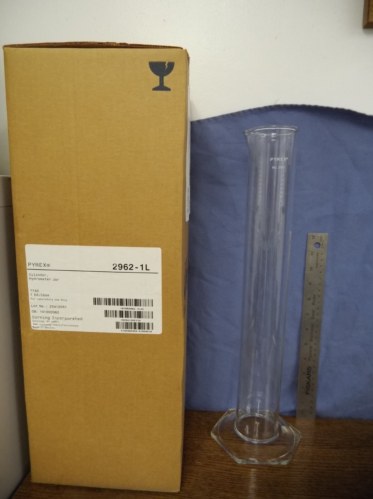 Laboratory Corning Pyrex 1000 mL Hydrometer Cylinder Jar 2962 - 1L Hex Base