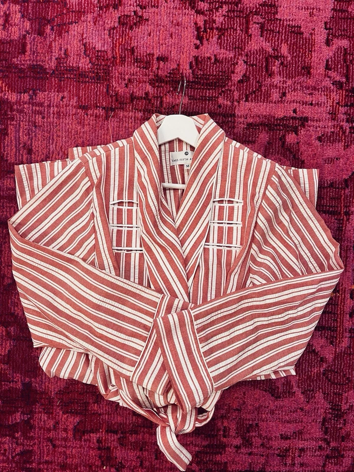 Saks Fifth Avenue Bata a Rayas Rojo y Blanco con Corbata Cintura y Bolsillo  Foto 3 de 4