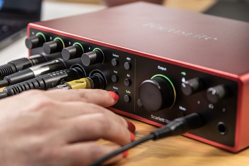 Focusrite SCARLETT 18I16 4G 4th Gen 24-bit 192 kHz Recording Interface+XLR Cable - Picture 8 of 12