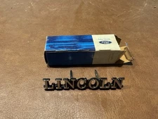 NOS FORD D4VY-6542528-A 1974 LINCOLN TOWNCAR TRUNK NAMEPLATE WITH HARDWARE