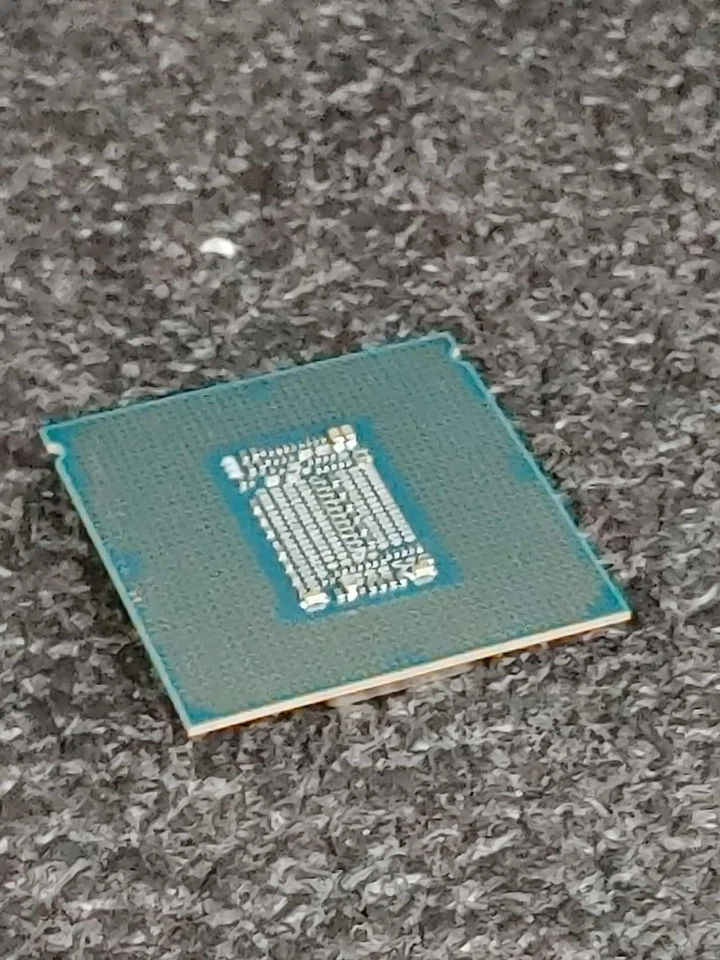 Intel Core i7-8700K SR3QR 3,7 GHz FCLGA1151 6 núcleos 12 MB de caché 8 GT/s 95 W Foto 4 de 4