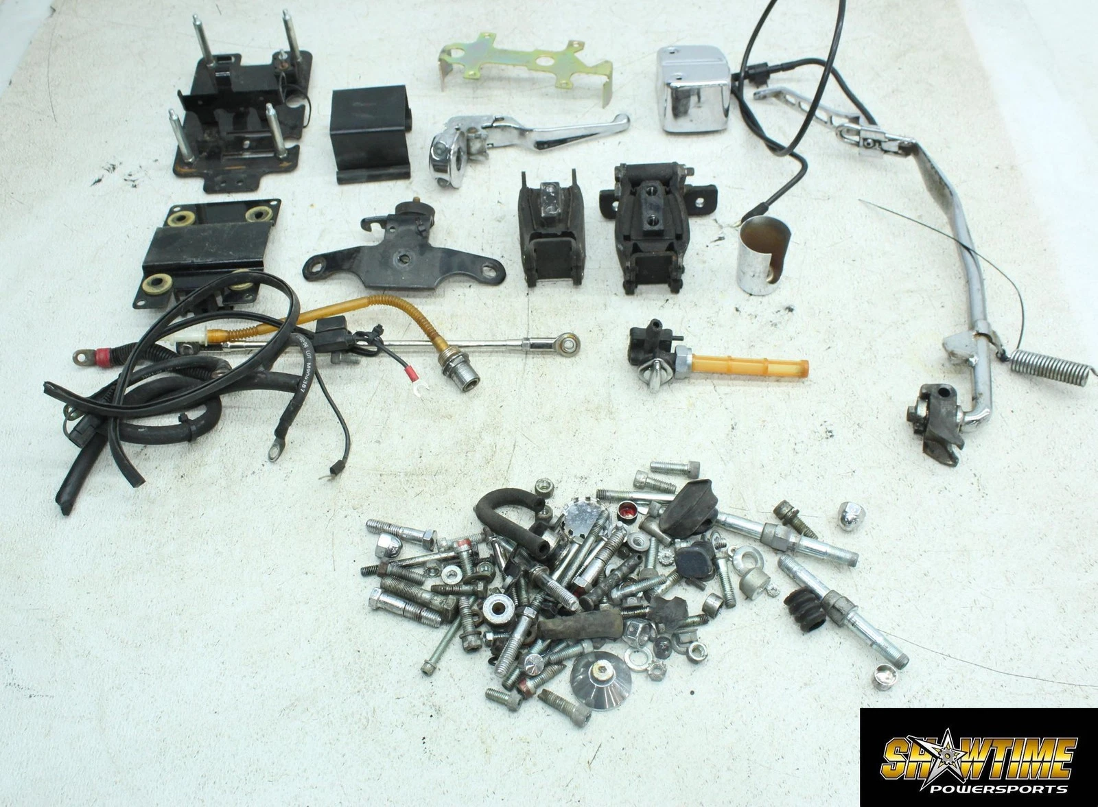 00-05 HARLEY-DAVIDSON DYNA LOW RIDER FXDL PARTS HARDWARE PETCOCK LEVER MOUNT