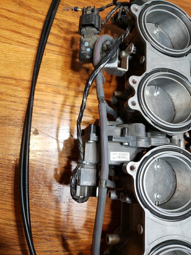 2010 KAWASAKI NINJA ZX10R FUEL INJECTORS THROTTLE BODIES - Picture 10 of 13