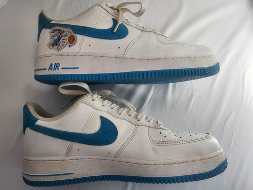 Space Jam Nike Air Force 1 '07 Low Hare bianco blu DJ7998-100 taglia 10 - Foto 4 di 21