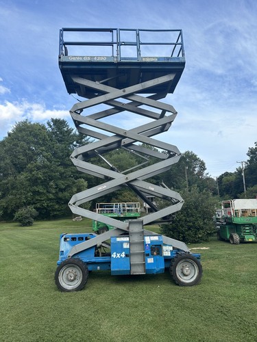 2006 GENIE GS-4390 43’ 4x4 DUAL FUEL SCISSOR ROUGH TERRAIN MAN LIFT - Picture 4 of 5