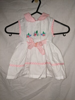 Papouse weißes Kleid mit rosa Karokragen, Ärmeln und Taillenbesatz bestickt P