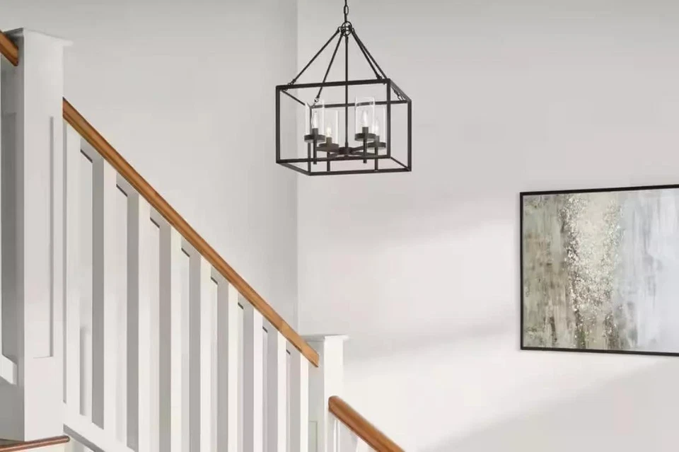 Lámpara de araña de bronce de 4 luces Hampton Bay Lainey pantallas de vidrio transparente Foto 2 de 2