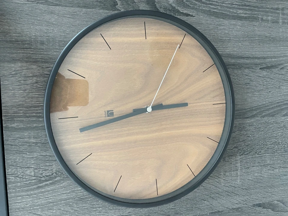 Reloj de Pared Umbra Madera Nogal Aspecto Minimalista Foto 4 de 4