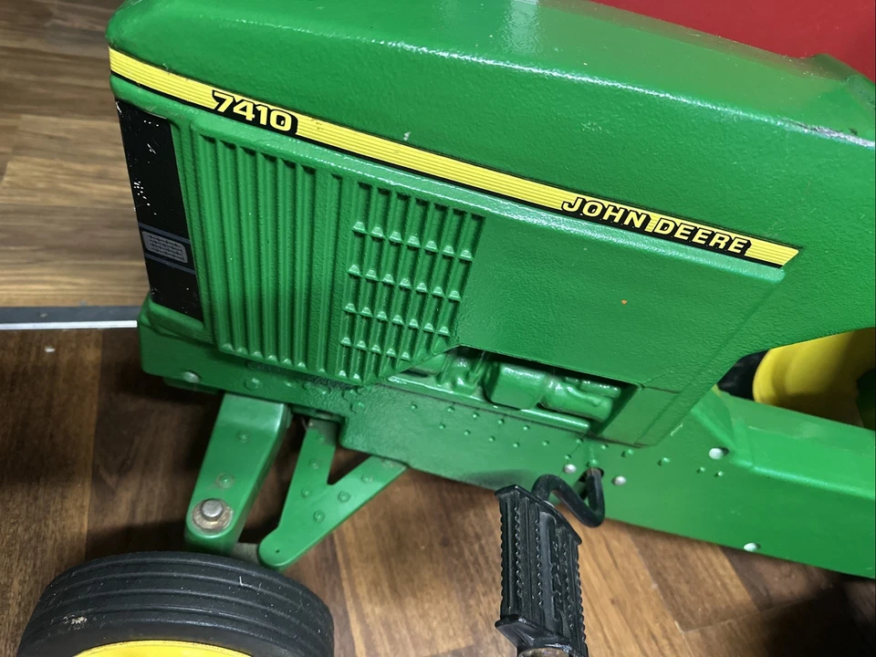 Vintage 7410 JOHN DEER ALL METAL Pedal Tractor In Excellent Condition  ￼ - Image 2 of 4