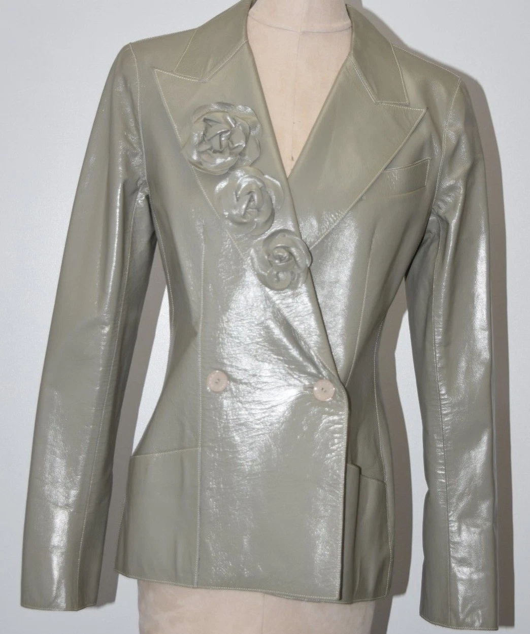 $3545 NUOVA Giacca in Pelle Chanel Blazer Pelle Verde Salvia Spilla Camelia 38