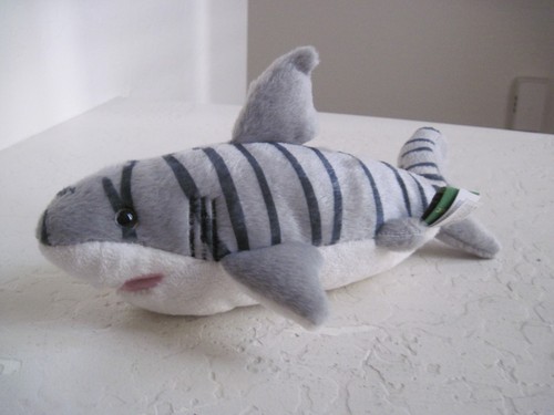 Peluche de pez marino Wild Republic KILLER GRAY SHARK 9" - Imagen 3 de 4