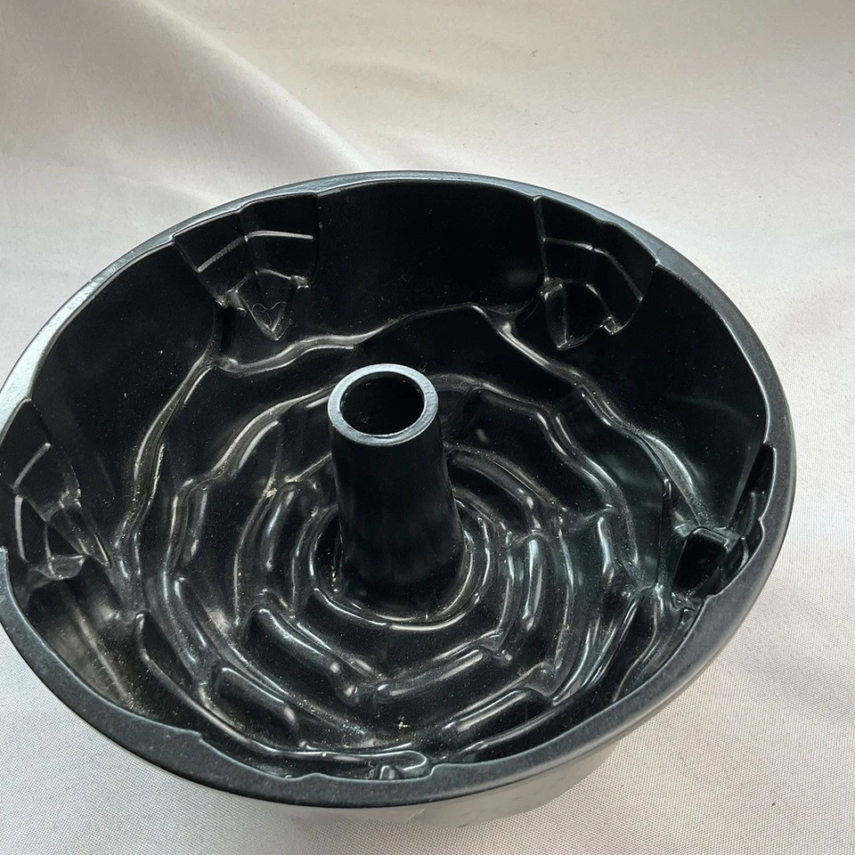 Nordic Ware Diseño "Rosa" Aluminio Fundido Bundt Sartén, 10 Tazas, Pastel Negro Cumpleaños Foto 3 de 4