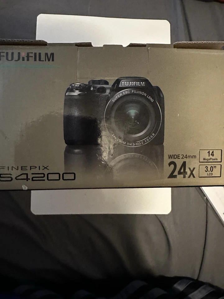 Cámara digital Fujifilm FinePix S4200 14 MP ancho 24 mm zoom 24x con caja manual Foto 2 de 4