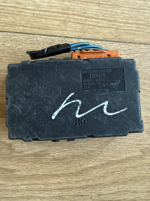 Toyota Avensis Control Module Unit Relay From Interior Fuse Box 82641-05011 Oem
