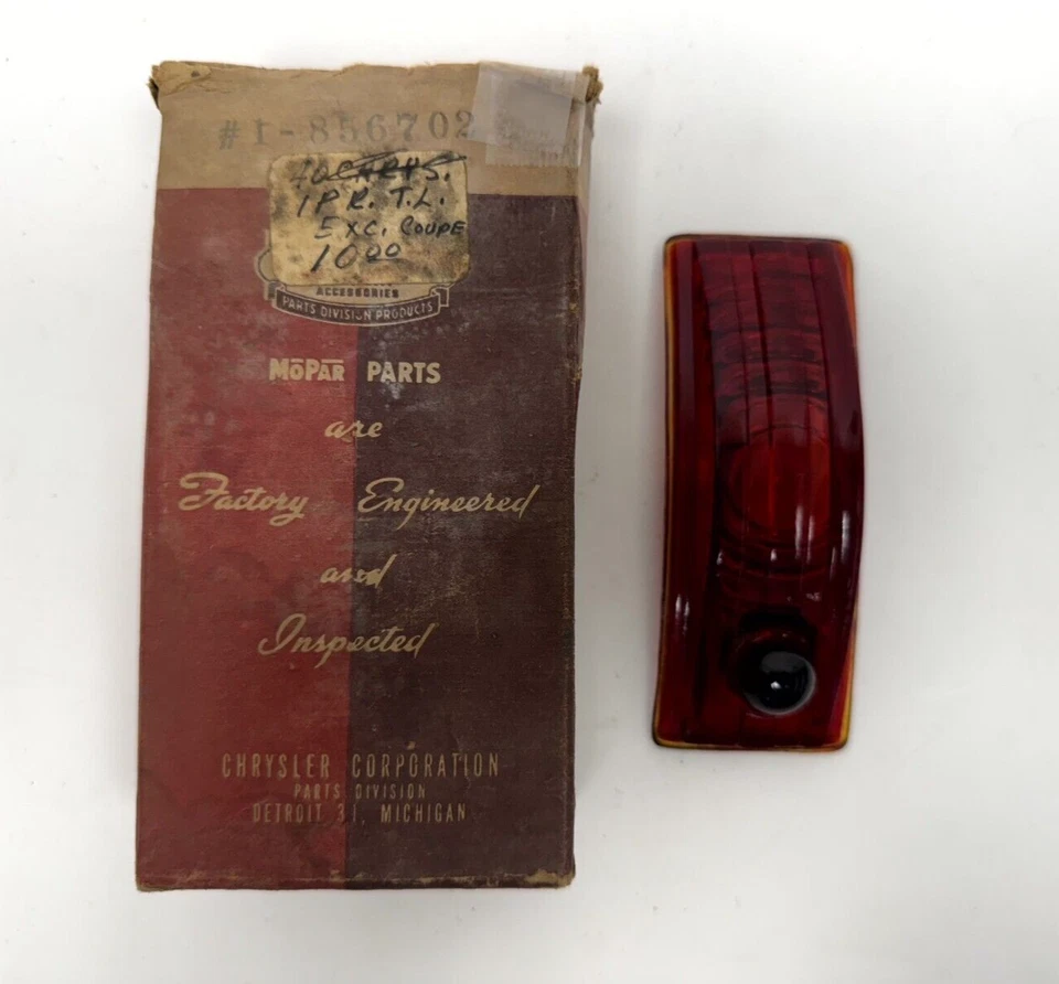 Luz trasera izquierda del lado del conductor Desoto S-7 1940 lente 856702 NOS. Foto 3 de 4