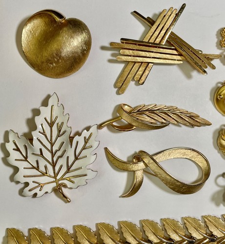 VINTAGE CROWN TRIFARI BRUSHED GOLD TONE MIXED LOT PINS EARRINGS AND BRACELET - Picture 4 of 11