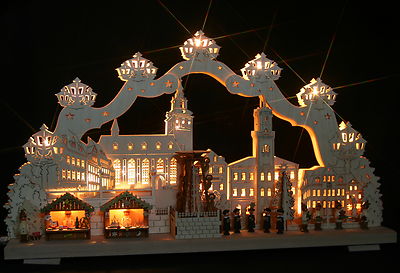  3D-Schwibbogen 68x39cm Weihnachtsmarkt Schneeberg + elekt. Pyramide Erzgebirge 