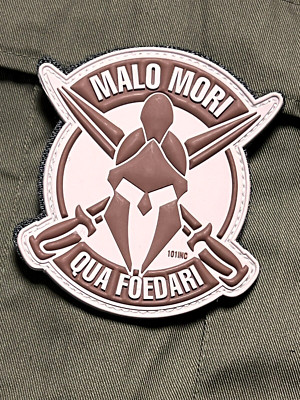 US BW Klett-Abzeichen RUBBER Patch Emblem MALO MORI QUA FOEDARI 10 x 9cm beige