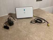 EE Router mit Kabeln. EE-N2A1N2