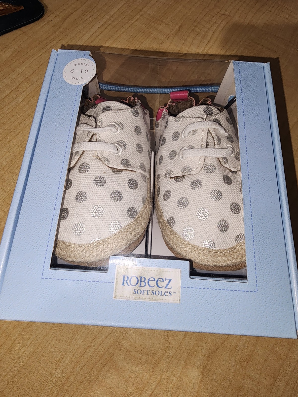 Robeez 6 - 12 mos	Cream canvas slip on shoes