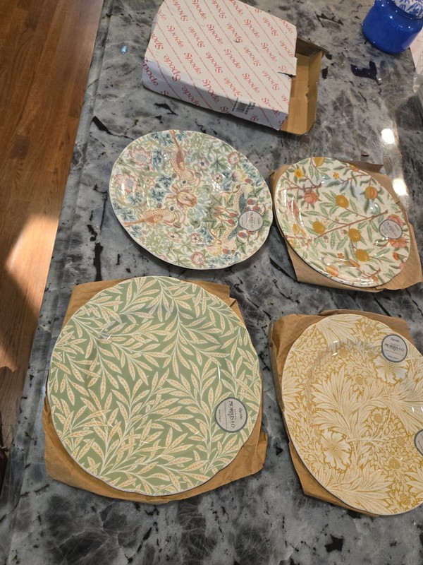 Spode Morris and Co. Luncheon Plates Set of 4 assorted Colors Plates New W/box