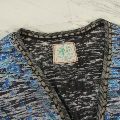 Blusa de pañuelo Free People XS gris negro azul con estampado de hoja profunda manga ancha en V - Imagen 5 de 9