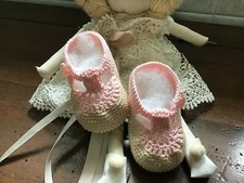 Scarpette fatte a mano ad uncinetto neonata filo di scozia, panna e rosa, nuove.