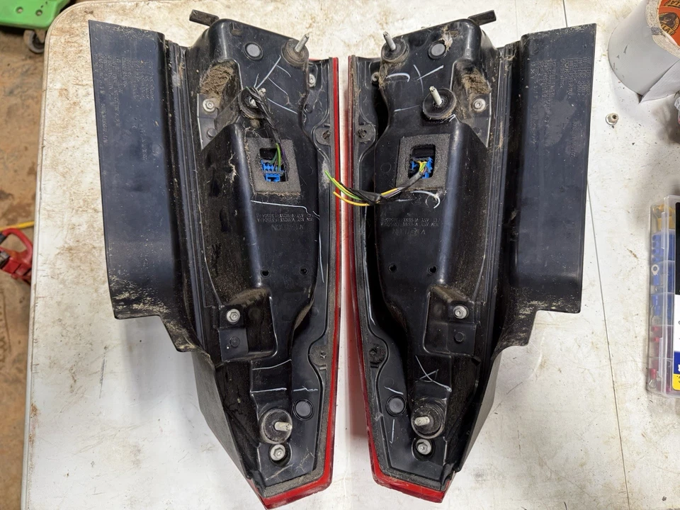 2008 Cadillac CTS OEM Tail Lights - Image 3 of 3