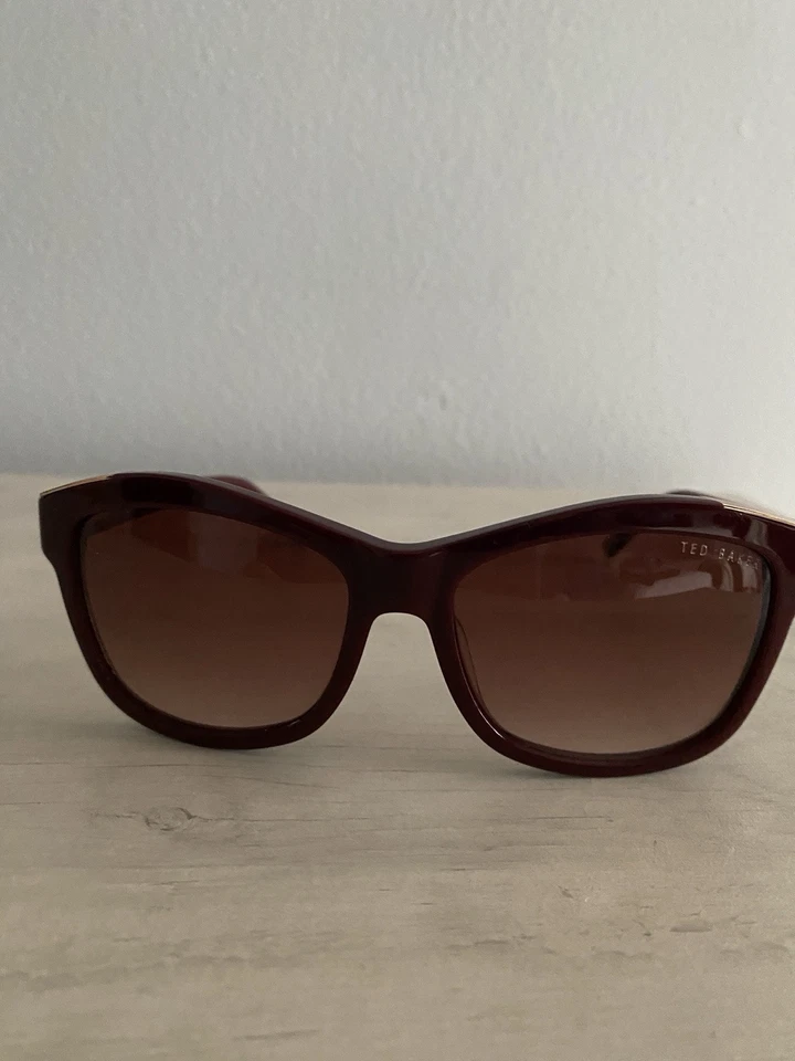 Óculos de sol feminino Ted BakerTB109 na Borgonha código do modeloTB109BUR56-17-140mmB:45 - Imagem 4 de 4