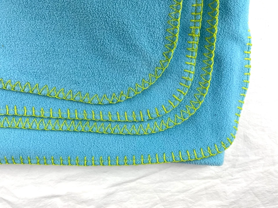 Manta bordada azul verde para coche camión bebé niño niño borde cosido Foto 3 de 4