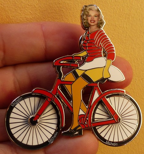 GRAND PIN'S PINS PIN-UP MARILYN MONROE A VELO, 60 x 60mm - 10EX ARGENTE - C