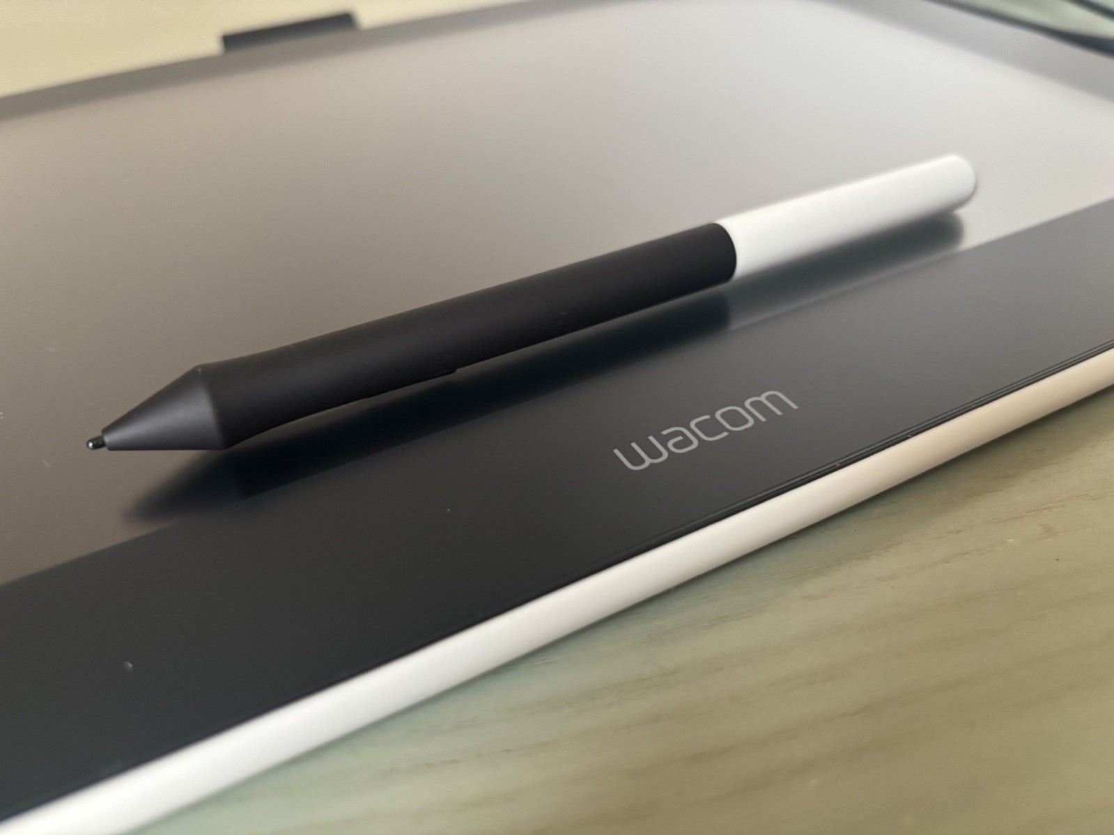 Wacom One 13,3” Display Interattivo con Penna - Bianco Selce