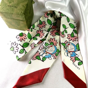 Rare écharpe Gucci col nœud col collaboration Doraemon motif floral