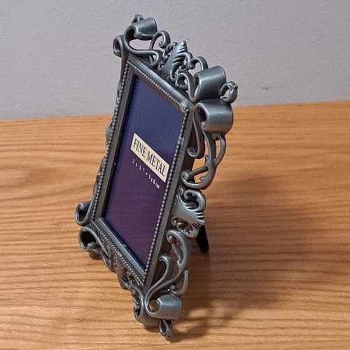 Fine Metal 2x3 Picture Frame Intricate Ornate Pattern Pewter Type Metal - Picture 4 of 7