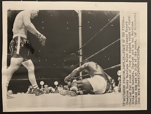 Foto 1954 - Schwergewichts-Champion Rocky Marciano KOs Ezzard Charles
