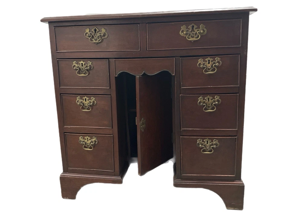 Escritorio georgiano del siglo XVIII caoba con orificio para la rodilla Foto 3 de 4