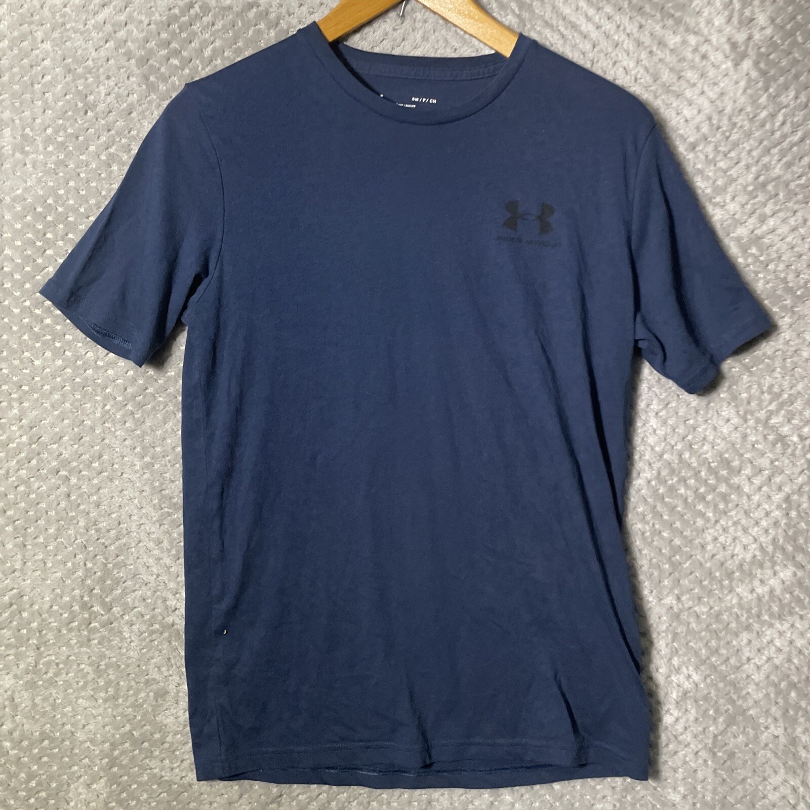 UNDER ARMOUR MENS TOP SIZE SMALL BLUE SHORT SLEEVE LOGO DETAIL