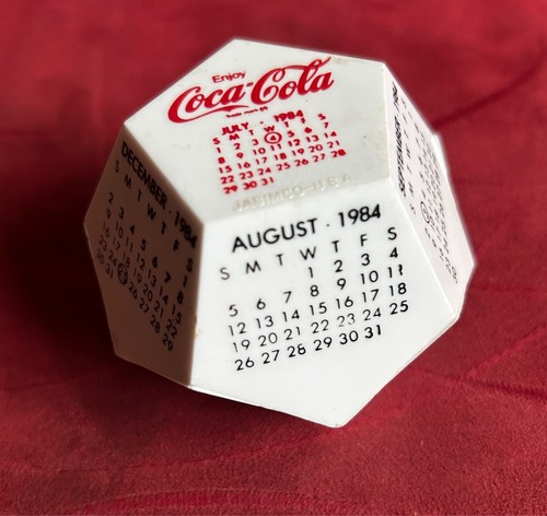 Coca Cola 12-seitiger Kunststoff Kalender Pentagon 1984