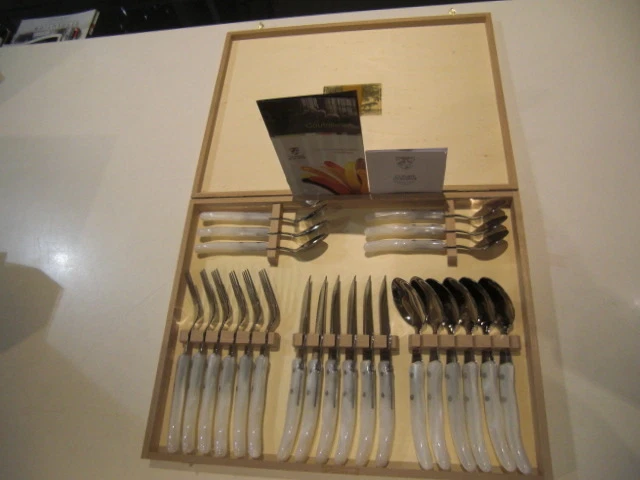 Claude Dozorme Laguiole - Berlingot Branco - Conjunto de Talheres 24 Peças para 6 Pessoas - Imagem 2 de 2