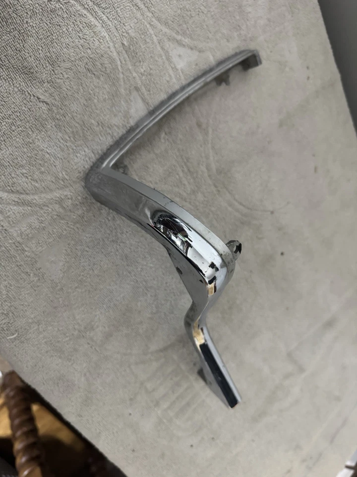 Guarnição de capô 1973 Mercury Cougar LF - Imagem 4 de 4