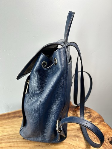 Cartera Mochila Michael Kors Azul Marino Cuero Guijarro - Herrajes Dorados Solapa con Cordón - Imagen 8 de 22