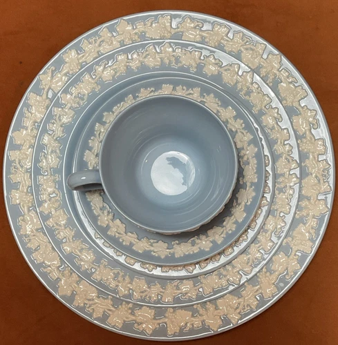 Wedgwood Queensware Rare Smooth Edge Cream on Blue 5 Piece Place Setting 