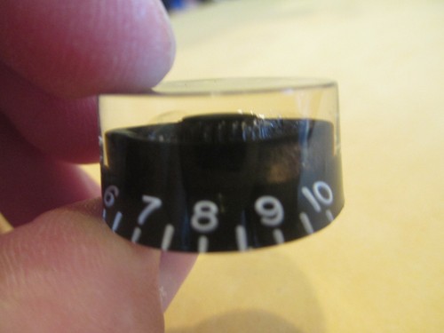 GIBSON 1980 SONEX 180 DELUXE BLACK PLASTIC GUITAR KNOB - VINTAGE PART - CRACKED - Picture 3 of 7