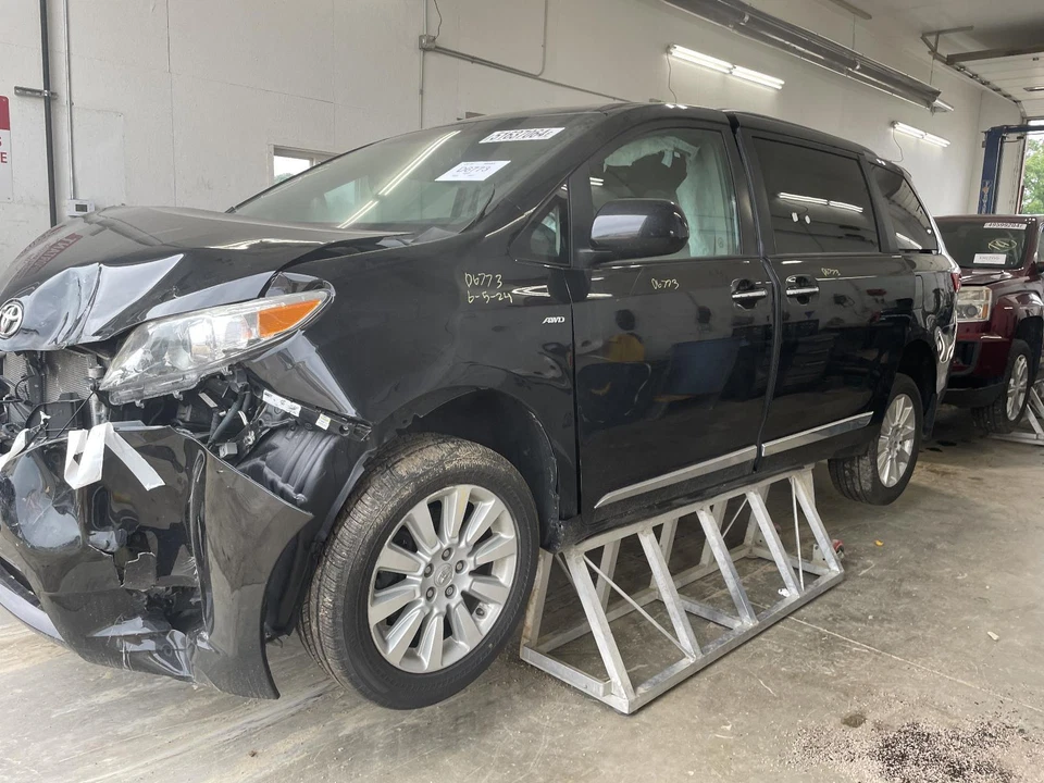 Conjunto de luz trasera derecha usado se adapta a: Toyota Sienna 2016 cuarto panel montado re Foto 2 de 4