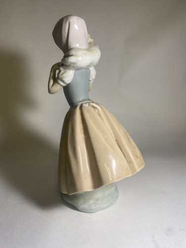 NAO GOOD SHEPHERDESS GIRL CARRYING LAMB 10” TALL PORCELAIN FIGURINE - Picture 7 of 8