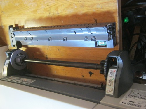 HP Designjet 70 Plotter DIN A2 Rolle, defekter Großformatdrucker mit Zubehör - Bild 2 von 8