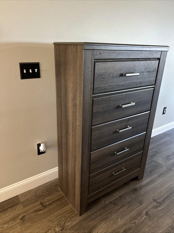 Сундук для спальни в деревенском стиле из 5 ящиков серый деревянный - Изображение 2 из 4